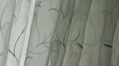 Saf ışık organzası, işlemeli yeşil süs çiçekleri, dalgalar ve kıvrımlarla, hafif tülden yapılmış ağırlıksız hava örtüsü, perdenin kıvrımları, güneş ışığına izin verir.