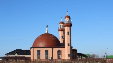 Maykop, Adygea Cumhuriyeti, Rusya - 27 Kasım 2020: Güneşli bir günde Gaverdovsky çiftliğindeki küçük banliyö camisi 