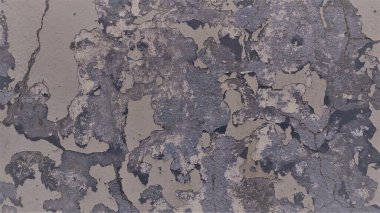 Dökülmüş bir sokak duvarının tasarım kaynağı, beyazlatıcı kabuğu soyulmuş, kahverengimsi bir tonda, eski dokulu bir zemin, yükselen beton tabanlı.