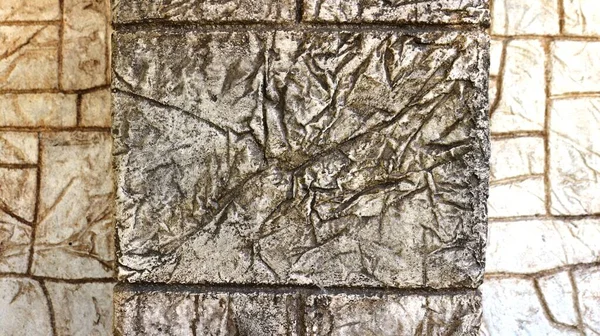 Серый Каменный Карниз Фасада Здания Песчаном Коричневом Фоне Каменная Поверхность — стоковое фото