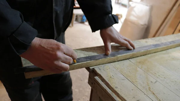 Carpinteiro Medindo Uma Prancha Madeira Com Uma Régua Metal Uma — Fotografia de Stock