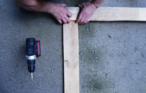 Draufsicht Auf Die Verbindung Zweier Holzplanken Auf Der Asphaltfläche Mit — Stockfoto