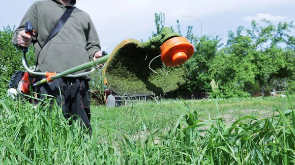 Een Grasmaaier Met Een Maaier Boven Hoog Vers Gras Zomerwerk — Stockfoto