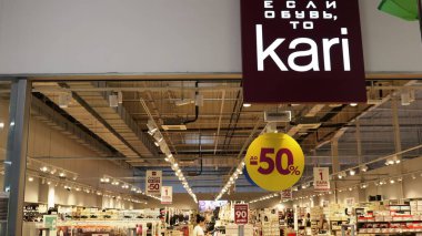 Maikop, Adygea Cumhuriyeti, Rusya - 21 Temmuz 2021: Rus alışveriş merkezinde ayakkabı ve aksesuar dükkanının işareti 