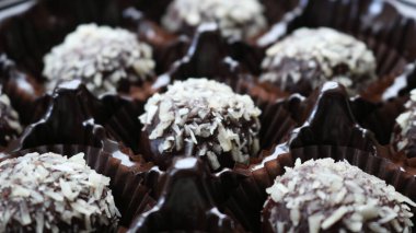 Beyaz serpiştirilmiş çikolatalı yumuşak şekerlerin çözülmüş tatlı arkaplanı, hindistan cevizli gevrek açık mantarlar tam kare, tatil masası için lezzetli tatlılar.