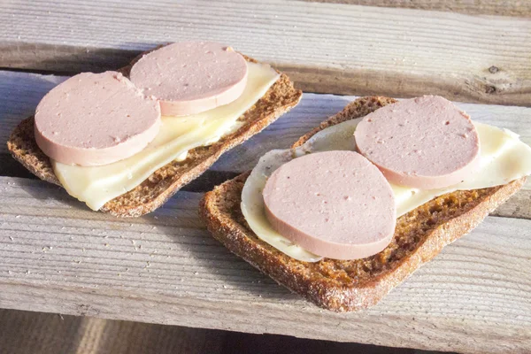 Karaciğer sosis siyah ekmek üzerinde