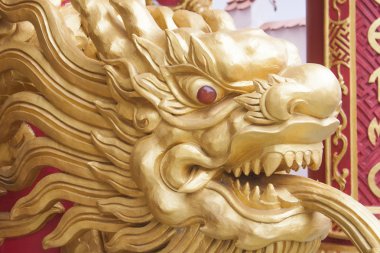 Altın ejderha heykeli