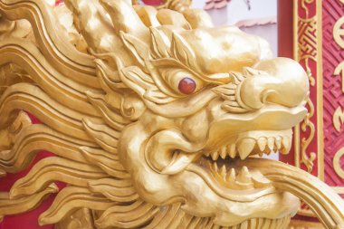 Altın ejderha heykeli