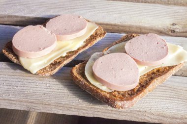 Karaciğer sosis siyah ekmek üzerinde