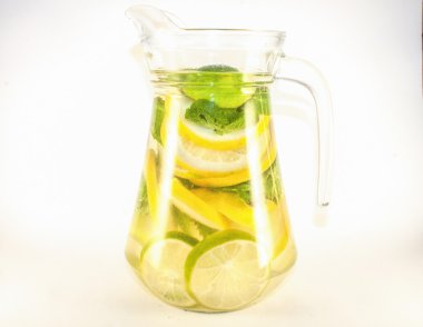 Glas limon, limon ve nane dolu