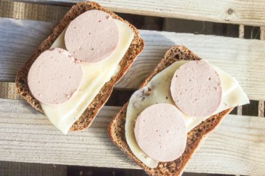 Çavdar ekmeği ve karaciğer sosis