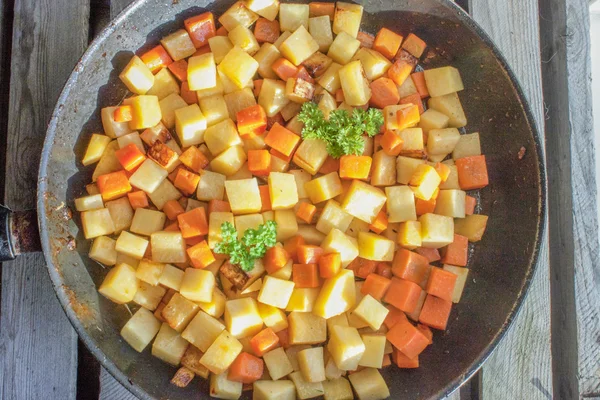 Havuç ve İsveçli zar ve maydanoz