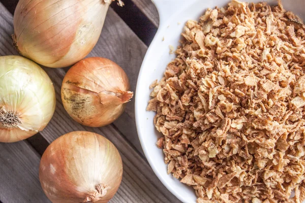 Few onions and dry onion flakes — Stock Photo, Image