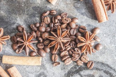 Star anis, kahve fasulye ve tarçın