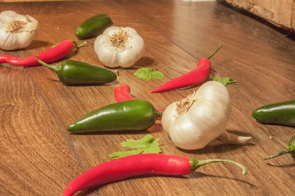 Vitlök mellan jalapenos och chilipeppar — Stockfoto