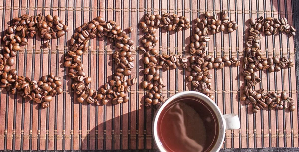 Koffie tekst en een kopje koffie — Stockfoto