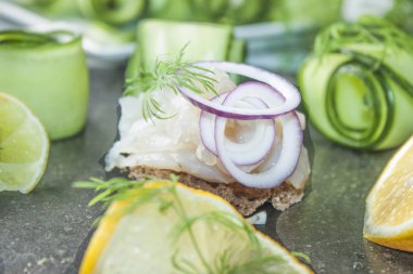 Çiğ baharatlı beyaz balık