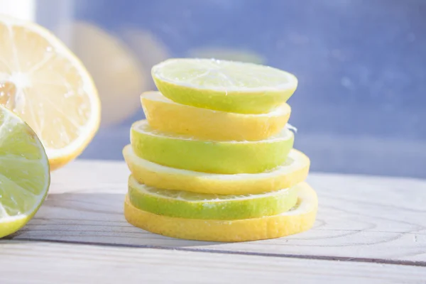 Cytryny i limonki wieża — Zdjęcie stockowe