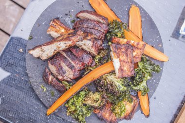 Kızarmış et ve sebze.