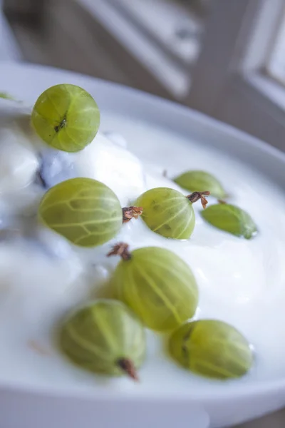 Gooseberries and yogurt — Stock Photo, Image