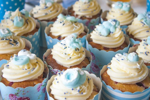 Cupcakes de ducha de bebé azul Imagen de archivo