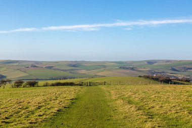 Güneşli bir kış gününde, Güney Downs 'taki Firle Beacon' da bir patikaya bakıyorum.