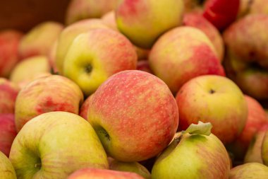 Çiftçi pazarında satılık elmaların tam kare fotoğrafı.