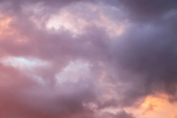 Μια Πλήρης Φωτογραφία Πλαίσιο Κοιτάζοντας Σύννεφα Στο Ηλιοβασίλεμα — Φωτογραφία Αρχείου