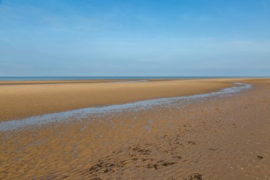 Merseyside 'daki Formby' deki engin kumlu sahil, alçak gelgitte.