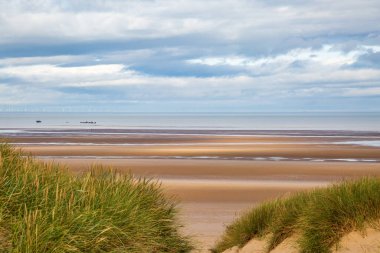 Merseyside 'daki Formby' de sahile doğru kum tepelerine bakıyorum.