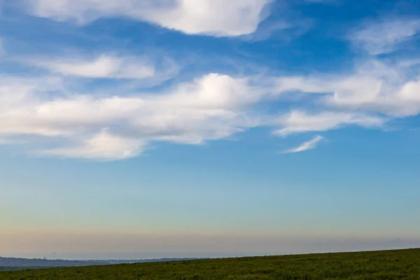 Σύννεφα Πάνω Από Ντίτσλινγκ Μπίκον Ένα Φθινοπωρινό Πρωινό — Φωτογραφία Αρχείου