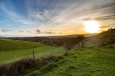 Sussex 'te Lewes yakınlarında, South Downs' da akşam ışığı.