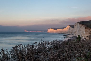 Güneşli bir kış sabahı Sussex 'teki Yedi Kız Kardeş Clffs' e bakıyorum.