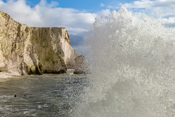 Krachende Wellen Vor Den Kreideklippen Von Seaford Sussex — Stockfoto