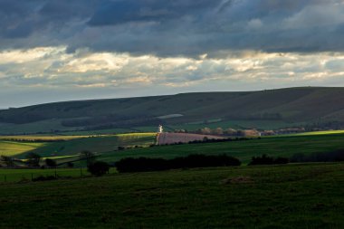Bir kış günü, güney yamaçlarında aydınlık ve gölge.