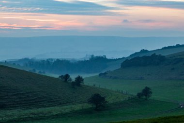Lewes yakınlarındaki South Downs 'da öğleden sonra ışığı.
