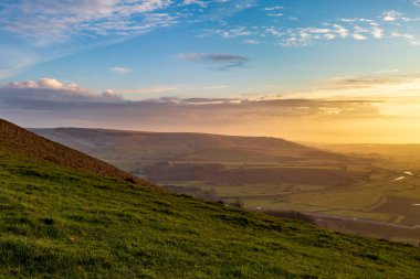 Kış öğleden sonraları Caburn Dağı 'ndan Firle Beacon' a bakıyorum.
