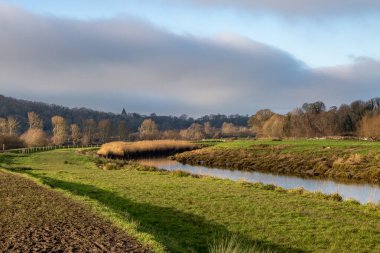Lewes yakınlarındaki Ouse Nehri kıyısında kış manzarası