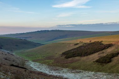 Lewes yakınlarındaki South Downs 'da bir vadide buz var.