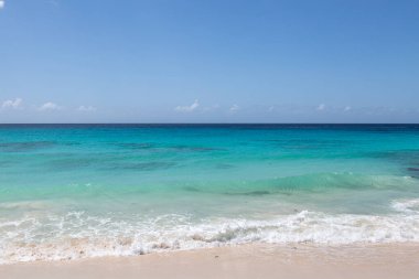 Turkuaz okyanusa bakıyorum, Babados adasındaki kumlu bir sahilden.