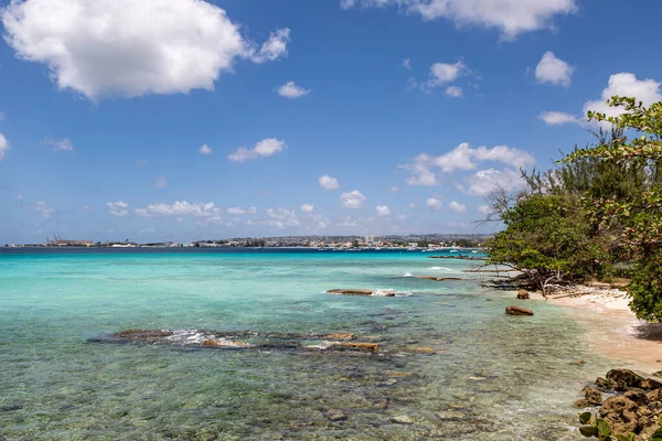 Una Vista Largo Una Playa Isla Barbados Con Bridgetown Distancia —  Fotos de Stock