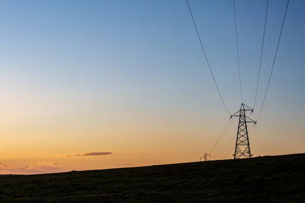 Pylony Energetyczne Nad Południowym Downs Podczas Zimowego Zachodu Słońca — Zdjęcie stockowe