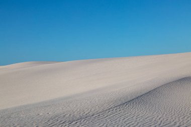 New Mexico 'daki White Sands Ulusal Parkı' nda mavi gökyüzü ve alçıtaşı kumu