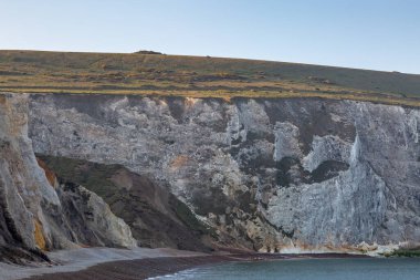 Güneşli bir bahar sabahında Wight Adası 'ndaki Alum Bay' deki uçurumlar.
