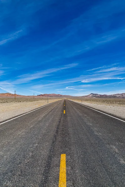 Looking Long Straight Road Nevada Desert Blue Sky Overhead — Stock Photo, Image