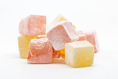 Beyaz arka planda izole edilmiş, şekerli pembe ve sarı Türk Lokumu