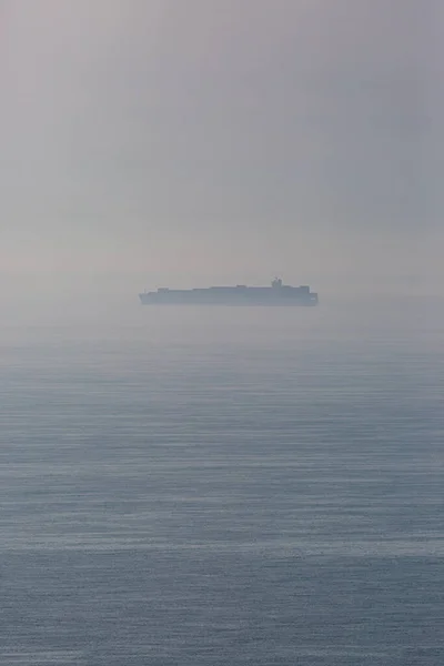 水平線にシルエットの船で海への大気の景色 — ストック写真