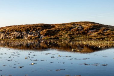 Kuzey Uist Hebridean Adası 'ndaki bir gölde yansımalar.