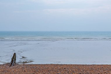 Batı Sussex 'teki Shoreham' daki çakıl taşı plajının üzerinden denize bakıyorum.