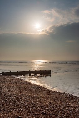 Güneş, Batı Sussex 'teki Shoreham Sahili' nde, denizde parlıyordu.